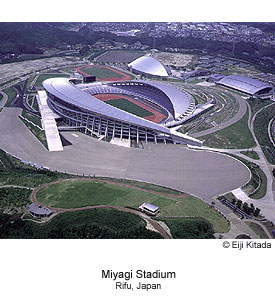 附图为阿部仁史及他设计的"宫城体育场".