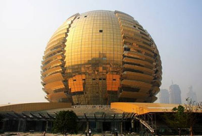 [投稿]   中国历来不乏形拟日月,泛着金光的大型建筑,从沈阳到广州,再